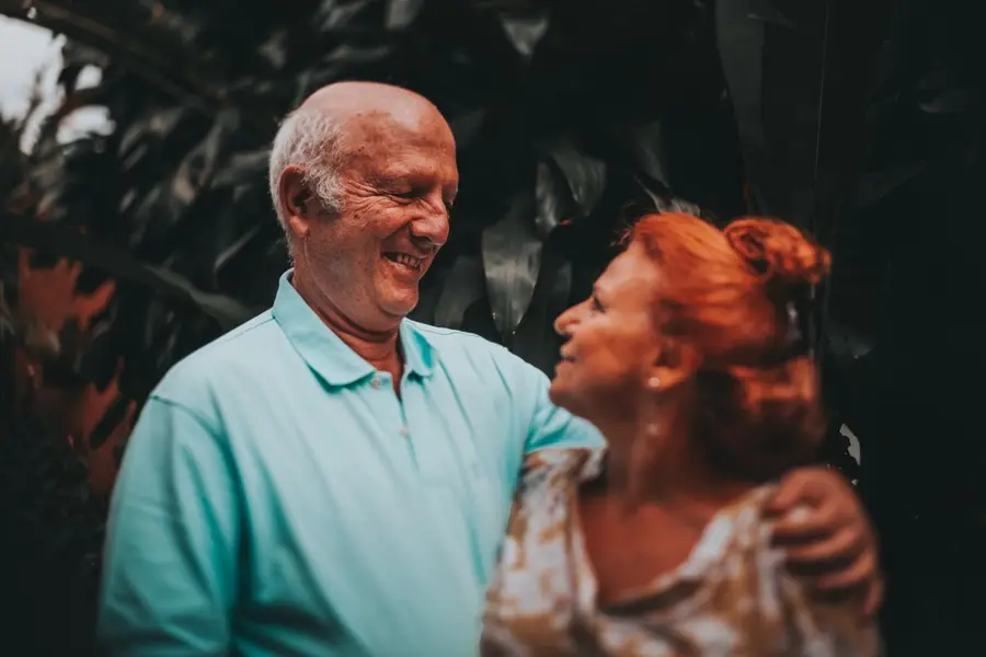 Casal de idosos rindo juntos